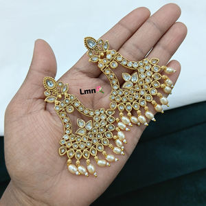 Pendientes chapados en oro de diseñador con piedras de cristal brillantes y cuentas colgantes ligeros para cada ocasión - Product Image 1