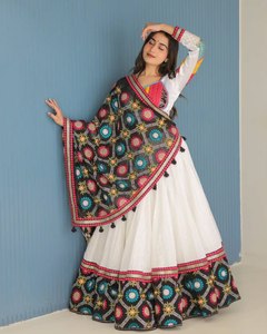 Magnifique ensemble Lehenga en coton vibrant pour les occasions de mariage et de fête lié à tous les yeux - Product Image 1