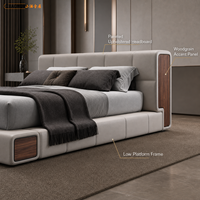 Lit plateforme moderne de luxe en cuir gris avec garniture en bois, profil bas, taille king, meubles de chambre à coucher