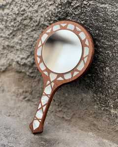 Miroir de maquillage de voyage rond Portable cadre en bois de luxe incrustation de perles détaillant écologique personnalisé pour les occasions d'anniversaire - Product Image 4