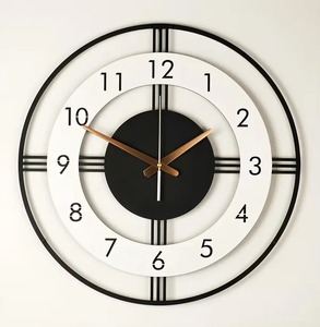 นาฬิกาแขวนผนังโลหะทรงกลมแบบคลาสสิกสีดำและสีขาวเหนือกาลเวลาดีไซน์สะดุดตาเหมาะสำหรับการตกแต่งภายในบ้าน - Product Image 1