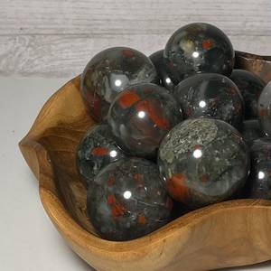 ลูกบอลคริสตัลหินบลัดสโตนธรรมชาติสำหรับรักษาสมดุลของพลังงานเรกิและของตกแต่งบ้าน - Product Image 3