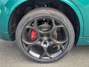 2025 Alfa Ro-meo Stelvio Tributo Italiano 4dr SUV AWD avec Prod. Fin 12/24 2.0L 4cyl Turbo 8A - Product Image 3