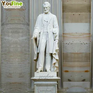 실물 크기 손은 유명한 미국 대통령 링컨 조각품의 대리석 동상을 새겼습니다