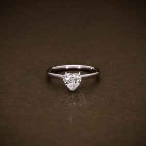 แหวนเงินแท้ 925 ประดับเพชรโมอิสซาไนต์ทรงหัวใจ ดีไซน์โดดเด่น ระยิบระยับ เหมาะสำหรับขอแต่งงาน งานหมั้น หรือเป็นของขวัญให้แฟนสาว - Product Image 6