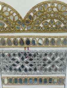 Fait sur commande dans le travail de miroir et dans les lacets brodés par machine conçus géométriques et dans deux couleurs pour des robes et des vêtements. - Product Image 6