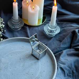 กล่องใส่แหวนแก้วดีไซน์แบบมินิมอลอุปกรณ์จัดระเบียบทำจากแก้วและกรอบโลหะขัดเงาสีทองสำหรับการหมั้นงานแต่งงานวันเกิด - Product Image 2