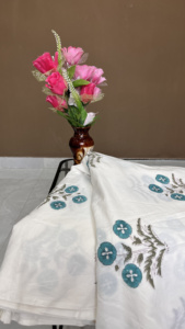Tela de Algodón Ecológica Ligera Blanca con Estampado Floral Hecho a Mano de 90 GSM por Metro - Product Image 5