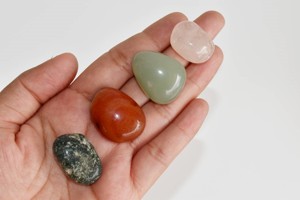 Renforcez les liens émotionnels : Coffret cadeau de cristaux d'amitié en pierres précieuses naturelles polies et éco-responsables - Product Image 2