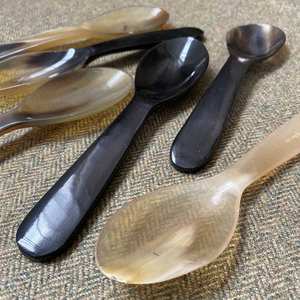 Cuillère à œufs en corne faite à la main, écologique, compatible lave-vaisselle, ustensiles de cuisine, fabriqué en Inde - Product Image 1