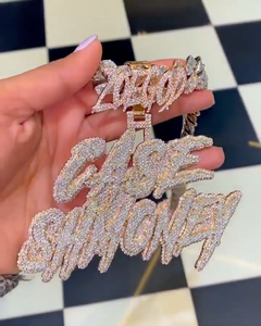 Colgante de Plata de Ley 925 con Letra Inicial Personalizada, Incrustado con Diamantes de Moissanita VVS de Corte Redondo, Estilo Hip Hop - Product Image 1