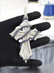 Colgante de Cruz con Incrustaciones de Moissanita y Piedras Azules en Plata de Ley 925, Joyería Hip Hop - Product Image 1
