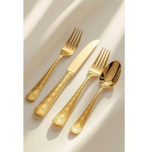 Juego de cubiertos de acero inoxidable con acabado de cobre, diseñado para combinar calidad superior con sofisticación elegante en cada comida - Product Image 2