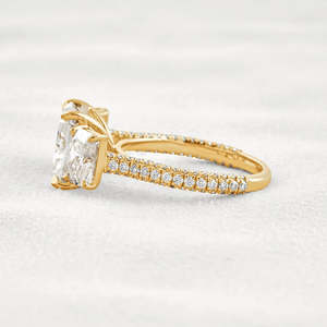 Catégorie de produits Élégant et luxueux Ensemble de trois pierres et de pavés de coupe rayonnante Bague en diamant Moissanite Élégant et luxueux - Product Image 6