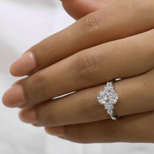 Bague en diamant Moissanite taille ovale avec cinq pierres, bague de fiançailles Art déco pour femme - Product Image 2