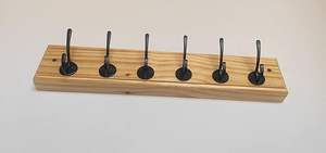 Cintre artisanal en bois naturel de haute qualité avec extrémités courbées extra larges pour les vêtements en lin et en coton à prix abordable - Product Image 2