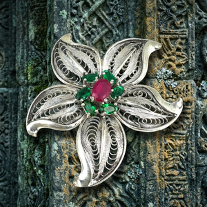 เข็มกลัดรูปดอกไม้เงินแท้ 925 ประดับเพชรซิคอนและมุกสีทอง สำหรับผู้หญิง ดีไซน์ทันสมัย เหมาะสำหรับงานแต่งงาน งานปาร์ตี้ หรือเป็นของขวัญ - Product Image 2