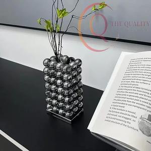 Vase à fleurs en métal artisanal avec un design artistique, parfait pour ajouter de l'élégance et du charme aux espaces intérieurs - Product Image 1