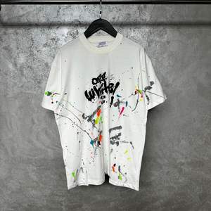 Logo personnalisé T-shirt pour homme en coton rétro Hip-Hop Streetwear décontracté coupe surdimensionnée à manches courtes col rond motif solide chemises de travail - Product Image 5