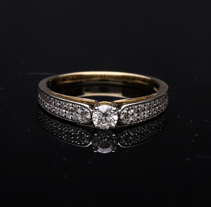 แหวนเพชรธรรมชาติสีทอง14K ที่สง่างามประกอบด้วยหินตรงกลางทรงกลมที่สวยงามและชุดฝังเพชรสองแถว - Product Image 2