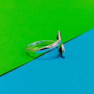 Anillo de Compromiso y Boda para Mujer, Hecho a Mano, Chapado en Platino, Plata de Ley 925, con Circonita Verde Corte Pera, Joyería Moderna y a la Moda - Product Image 2