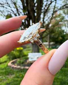 Bague de fiançailles Art Déco en moissanite taille marquise, or jaune 14 carats, inspiration vintage, accent floral, bijoux fins pour femme - Product Image 2