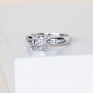 Princess Cut Channel Set Moissanite Anillo de compromiso - Product Image 5