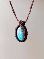 Collar de Macramé Vintage Hecho a Mano con Colgante de Labradorita Natural de 15-30MM, Cordón Marrón y Cadena Chapada en Rodio para Boda