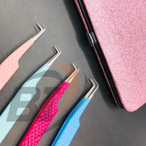 Pince à épiler professionnelle de haute qualité pour extensions de cils, en acier inoxydable, à pointe lisse, avec prise diamantée à 90 degrés, testée à la main, pour volume - Product Image 4