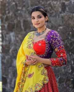 Lehenga Choli de novia de diseñador con exquisitos bordados y detalles hechos a mano | Perfecto para bodas, Navaratri y ropa festiva - Product Image 1