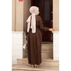 Vêtements et accessoires musulmans traditionnels Robe hijab plissée en pierre en marron - Product Image 3