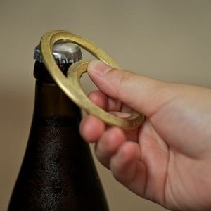 Abrebotellas de hierro fundido antiguo duradero con construcción fuerte, perfecto para cocinas de granja, eventos al aire libre e interiores de banquetes - Product Image 1