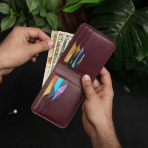กระเป๋าสตางค์หนังแท้ WF Leathercraft No.55 Pro Classic Bifold สีเบอร์กันดี หนังวัวฟอกฝาด ทำมือ เย็บแบบฝรั่งเศส รับประกัน 5 ปี - Product Image 3