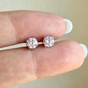 Pendientes de tuerca circulares de topacio blanco transparente al por mayor, de plata de ley 925, joyería de piedra de nacimiento de abril, regalo para mamá - Product Image 4