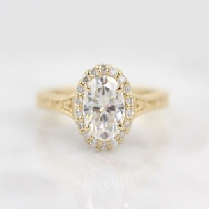 Anillo de diamante creado en laboratorio ovalado IGI, oro blanco de 14 quilates con baño de oro para bodas y compromisos o como una banda diaria - Product Image 1