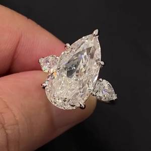 Anillo de Tres Piedras con Diamantes de Laboratorio Certificados por IGI, 10.00ctw, DEF VVSVS, con Corte de Pera - Product Image 4