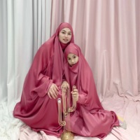Ensemble Jilbab vert émeraude mère et fille assorti avec couronne florale parfait pour les tenues de l'Aïd islamique