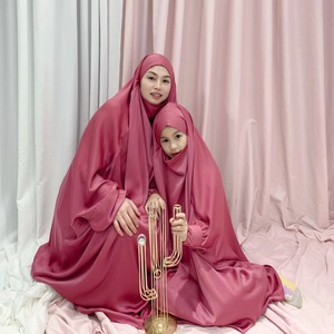 Ensemble Jilbab vert émeraude mère et fille assorti avec couronne florale parfait pour les tenues de l'Aïd islamique - Product Image 5