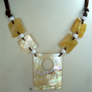 Collier en coquillage jaune avec perles, BIJOUX EN COQUILLAGE, collier en coquillage, motif naturel, taille 6x4,5 et 2,5x2,5 cm - Product Image 4