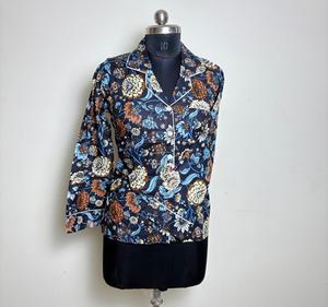 Chemise en coton à imprimé floral pour femme Chemise boutonnée décontractée noire et bleue Design floral foncé - Product Image 6