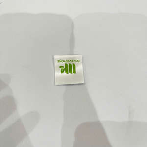 Etiquetas Tejidas Plegables Personalizadas, Impresas con Serigrafía, Rectangulares, Ecológicas e Impermeables, con Borde Cortado con Calor y Respaldo Adhesivo (Etiquetas de Cuidado con Logotipo) - Product Image 4