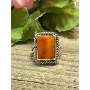 Bague en argent sterling faite à la main par des artisans navajo, avec coquille d'huître barbelée et turquoise, taille 7, taille ovale, sertie en clos. - Product Image 1