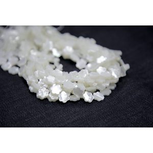 Collier de fleurs en perles de coquillages, d'os et de corail - Product Image 3