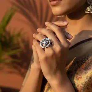 Anillo de Plata de Ley 925 con Diseño Floral para Mujer, Anillo Romántico con Piedras Talladas en Engaste Invisible, Idea de Regalo Perfecta - Product Image 3