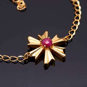 Bracelet chaîne et maillons rond en argent sterling 925 plaqué or avec rubis - Design chrétien tendance - Product Image 3