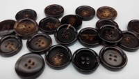 Hint üreticinin doğal Buffalo Horn düğmeler 4 delik desen dantel dekorasyon giysi giysiler el işi gerçek boynuz el sanatları