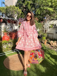 ชุดเดรสสั้นสไตล์โบฮีเมียน ทำมือจากผ้าฝ้ายอินเดีย 100% เป็นมิตรกับสิ่งแวดล้อม ลายดอกไม้ สำหรับผู้หญิง ใส่ไปงานปาร์ตี้ฤดูร้อน ของขวัญงานแต่งงานแบบธรรมชาติ - Product Image 3