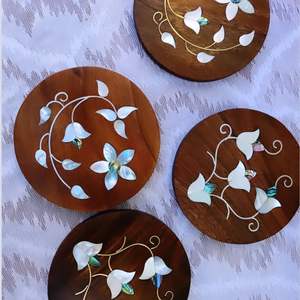 ที่รองแก้วไม้ถูพื้นคุณภาพระดับพรีเมี่ยมพร้อมพื้นผิวไม้เหมาะสำหรับห้องรับประทานอาหารโต๊ะกาแฟและจุดประสงค์ในการตกแต่งโต๊ะทำงาน - Product Image 1