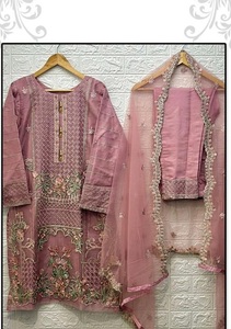 Nouveau Kurtis d'organza de travail de broderie lourde de concepteur pakistanais avec filet intérieur en soie Stanton avec broderie - Product Image 2