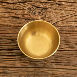 Bol de service en laiton avec texture martelée pour une apparence rustique unique sur la table du dîner pour les occasions festives spéciales - Product Image 5